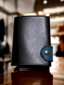 portefeuille cuir végétal sur mesure maroquinerie artisanale lyon